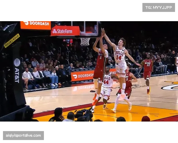 特写镜头：文班亚马追身封盖后迅速参与快攻，完成空中接力